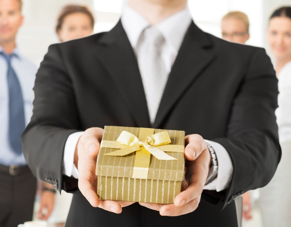 De ce nu ar mai trebui să trimitem cadouri business de Crăciun?