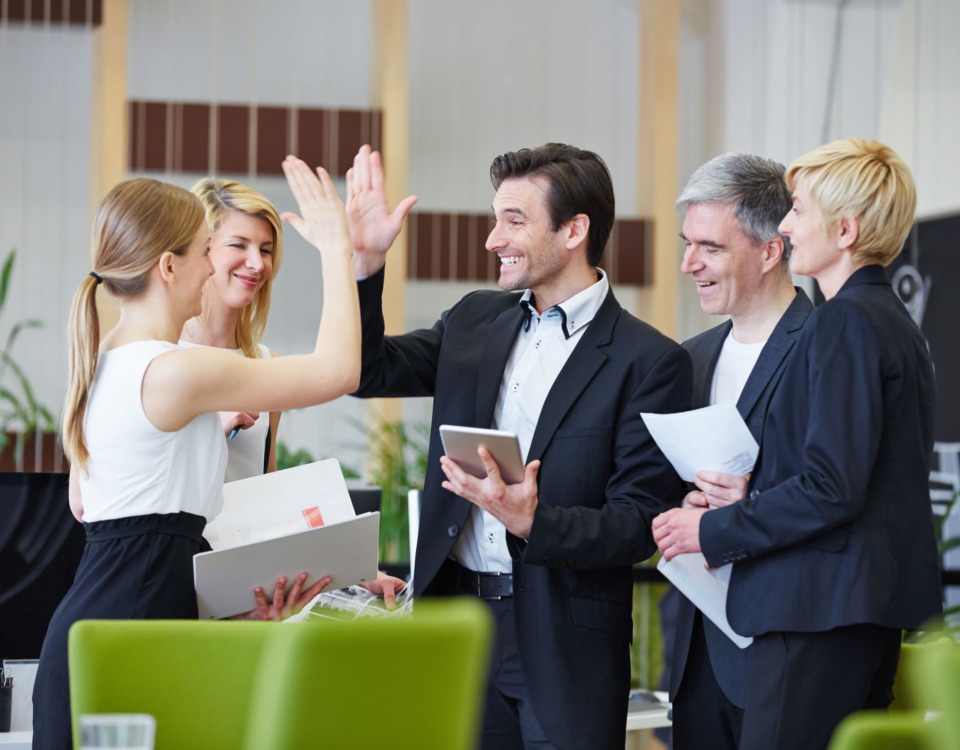 Peste 50% dintre români se așteaptă la o mărire de salariu în 2017