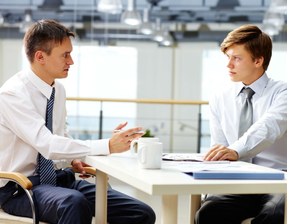 Feedback negativ sau feedback constructiv? Cum gestionează managerii evaluarea angajaţilor