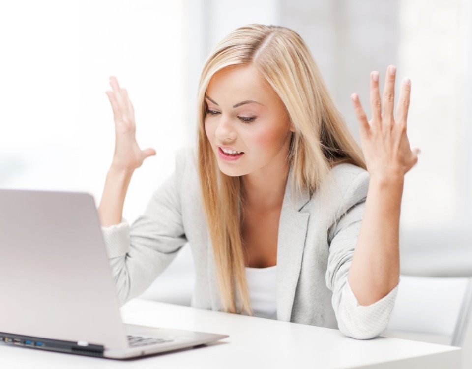 Femeie nervoasa in fata unui laptop