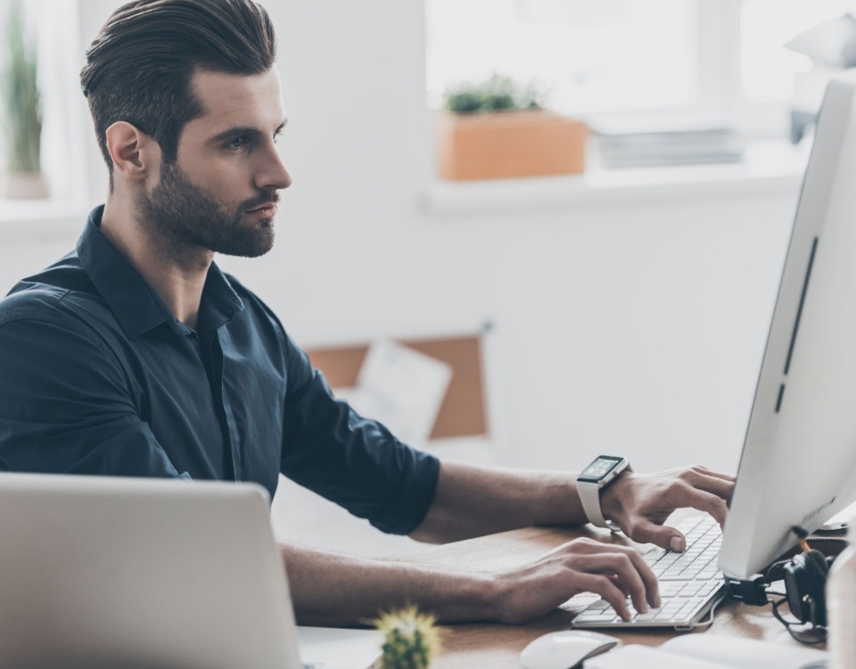 Bărbat care lucrează la un computer