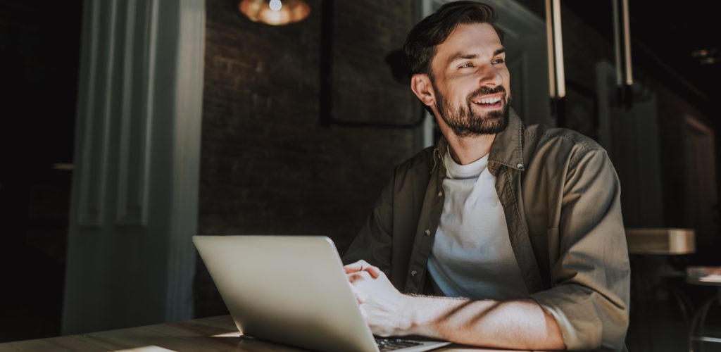 Cum să-ți subliniezi realizările la job fără să pară că te lauzi